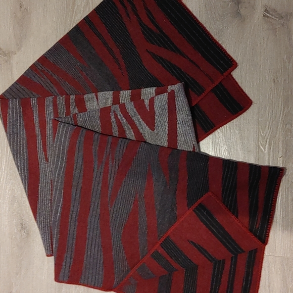 Marc Jacobs l Fall Wrap Scarf l Burgundy l Marc by Marc Jacobs Scarf - Picture 2 of 4